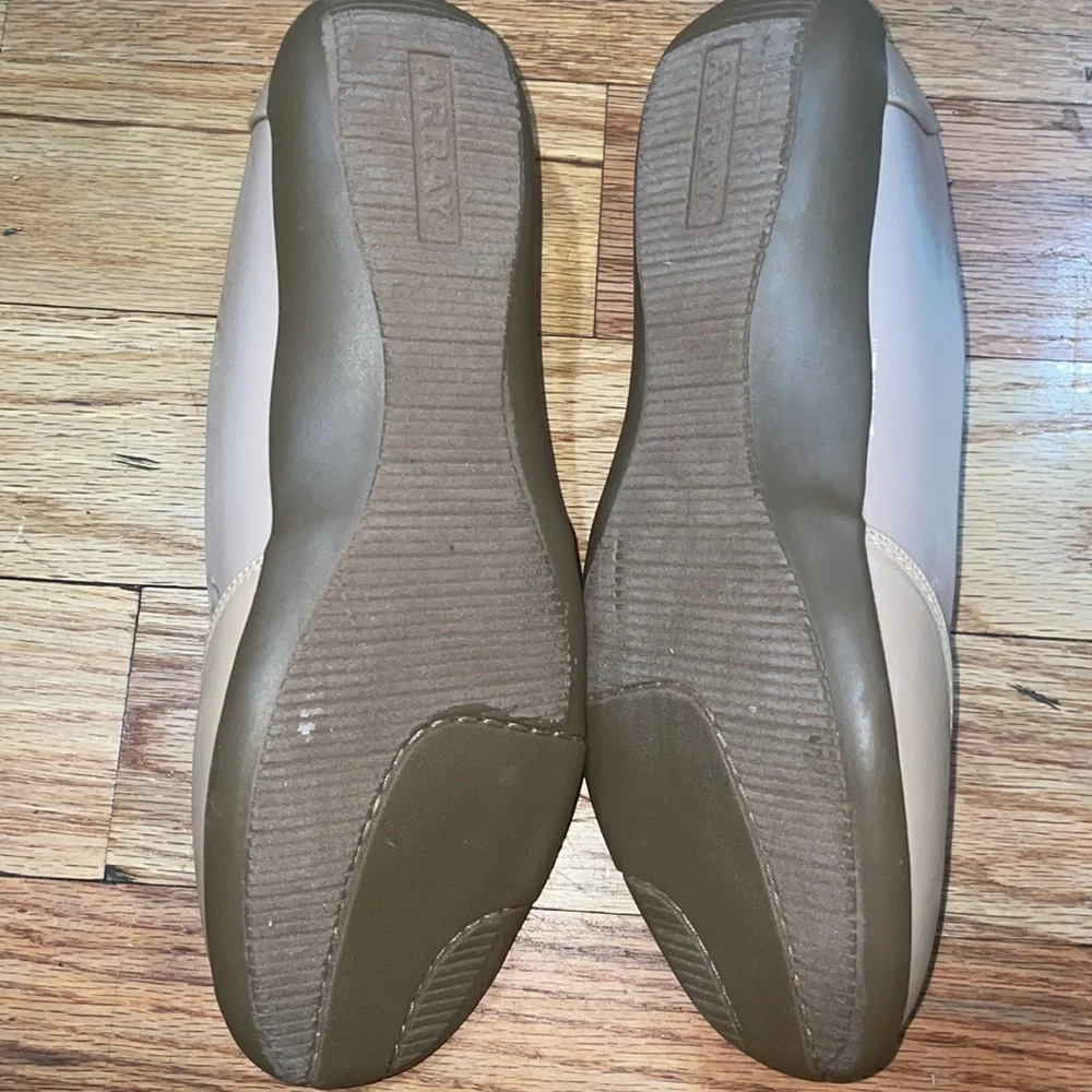 NEW ARRAY Women's Cascade Two-Tone Comfort Flat with Rubber Sole 10